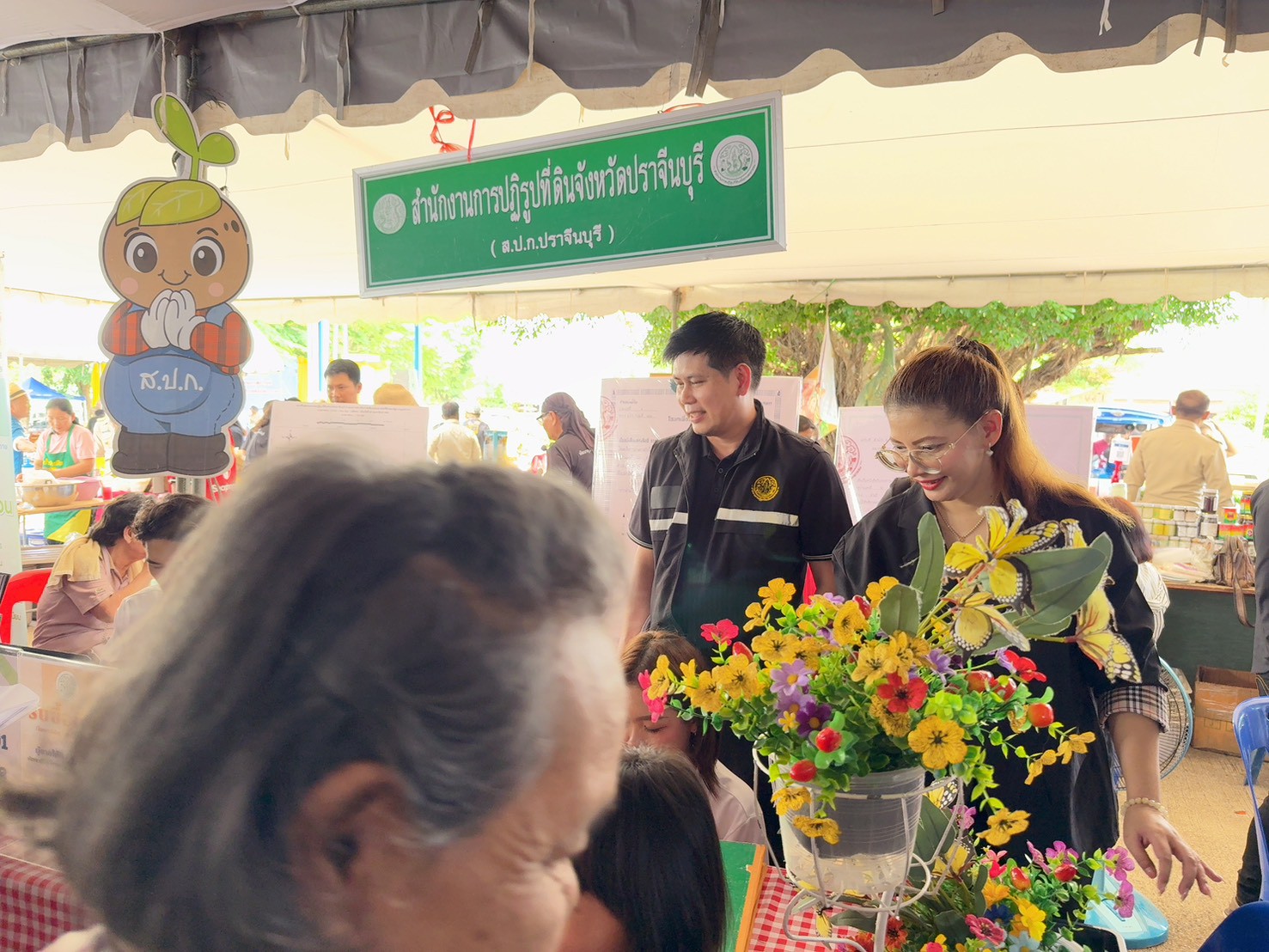 title - วันที่ 22 เมษายน 2569 นายวิทูล ประดิษฐบุญ ปฏิรูปที่ดินจังหวัดปราจีนบุรี  พร้อมด้วย เจ้าหน้าที่ ส.ป.ก.ปราจีนบุรี เข้าร่วมโครงการจังหวัดเคลื่อนที่  โครงการ 